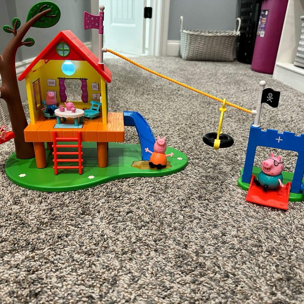 Peppa Pig Tree House with lights and sounds. Characters included.